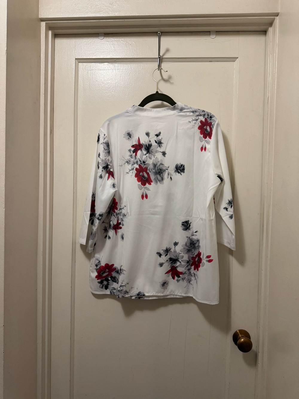 MISSLOOK White Floral 3/4 Sleeve Tunic with Red & Gray Blooms